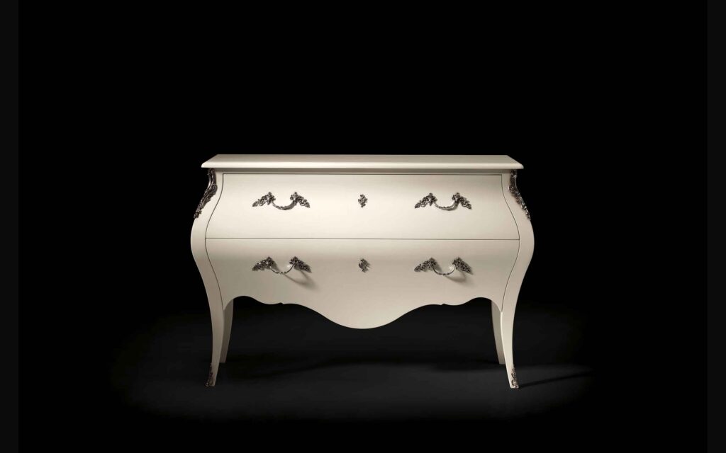 com-essenza-ciliegio-finitura-laccato-bianco-con-fregi-ottone-CVM001-prestigemobili